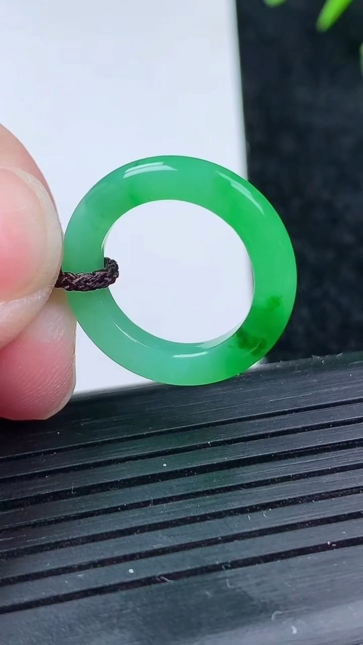 天然A货翡翠指环戒指尺寸14.6-3.5-3.3重量:2.26g2026年3月14日
工厂直销收藏佳品,种好水足，色泽均匀，有种有色，上手高大气！