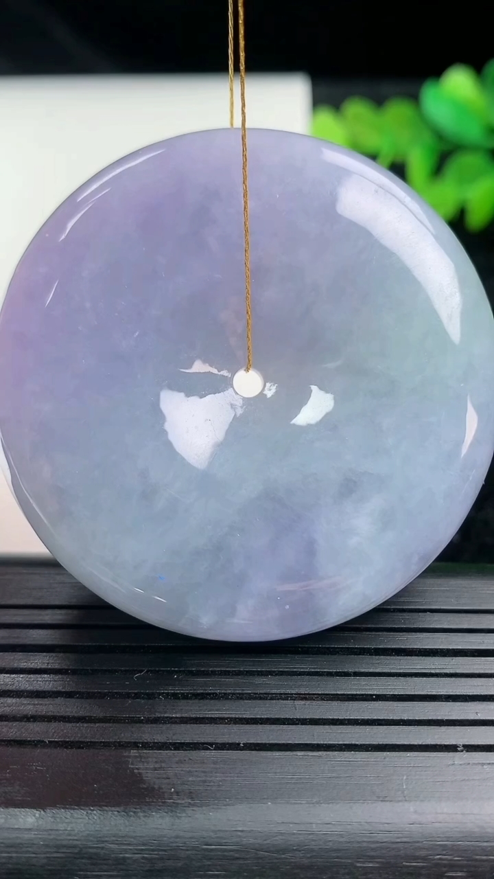 天然A货翡翠春带彩 紫罗兰平安扣吊坠尺寸51.5-11.9重量:71.73g
3月14日