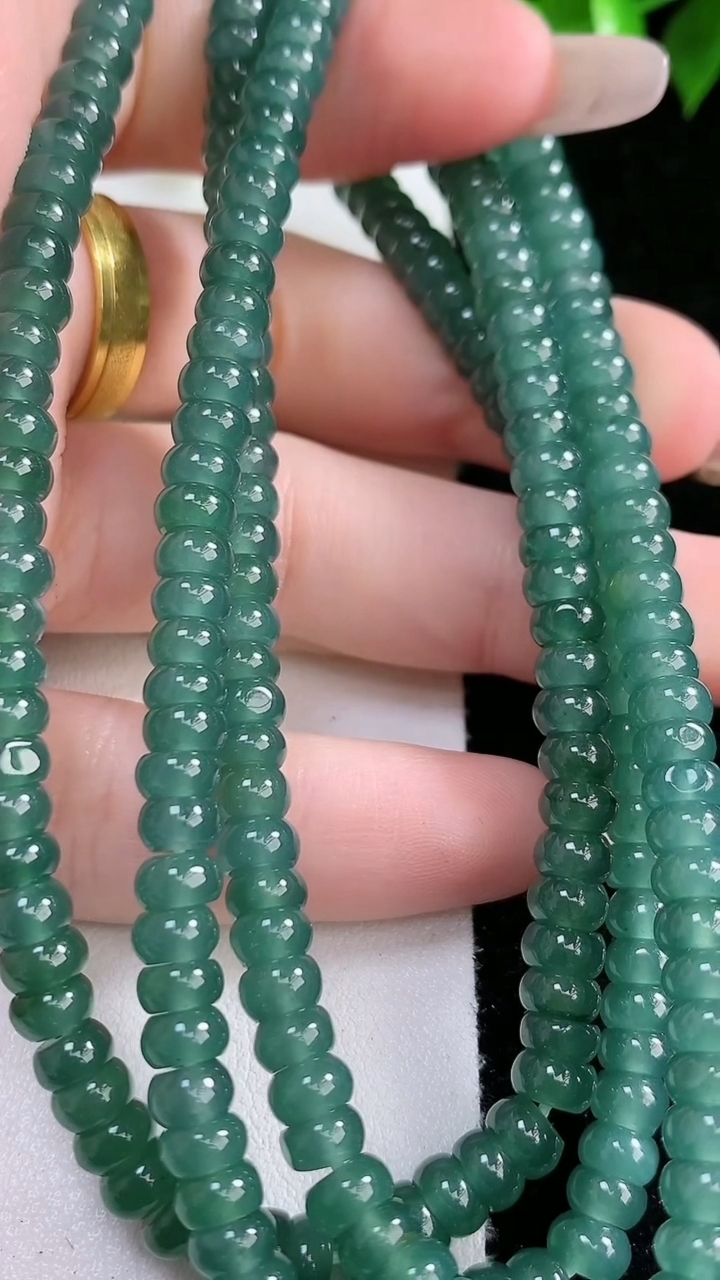 天然A货翡翠算盘珠项链，尺寸5.3-231颗，重:44.33g
3月14日