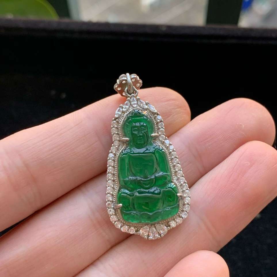 A货天然翡翠冰种925银满绿观音吊坠重量5.20
3月14日