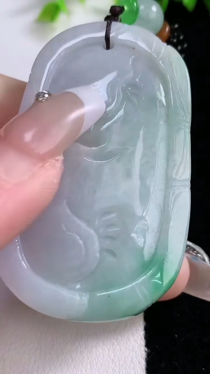 天然A货翡翠生肖猴吊坠，尺寸56.8-34.5-16.5，重:66.28g
3月14日
