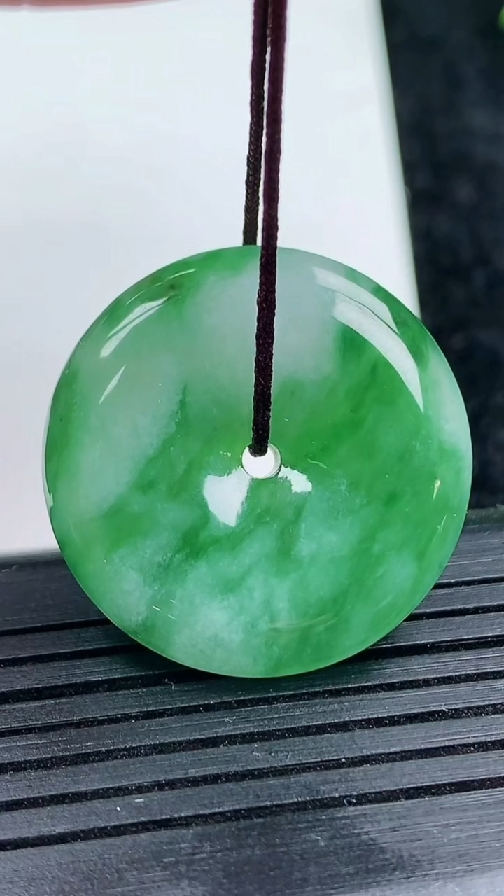 天然A货翡翠平安扣吊坠尺寸27-5.4重量:8.89g
3月14日