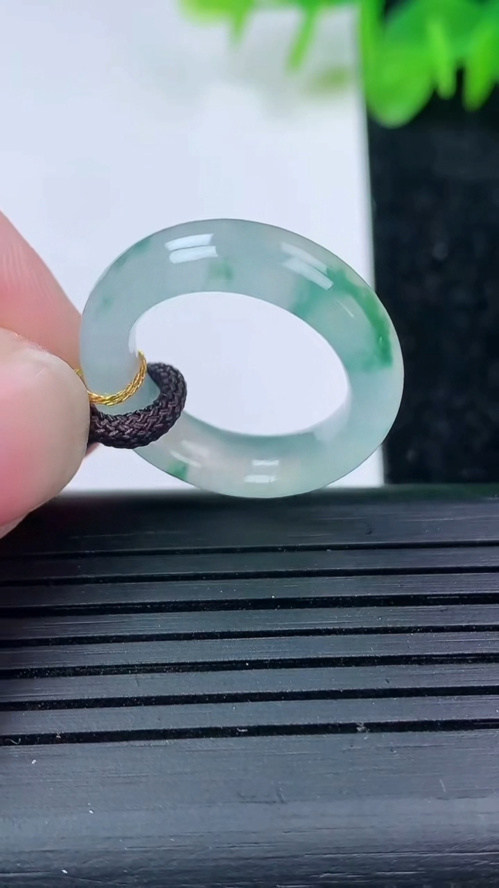 天然A货翡翠冰种飘花指环戒指尺寸16.1-5.7-3.7重量:3.74g2026年3月14日
工厂直销收藏佳品,种好水足，色泽均匀，有种有色，上手高大气！