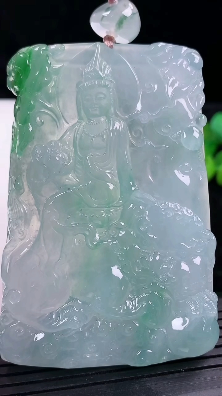 天然A货翡翠文殊菩萨吊坠尺寸74.2-49.9-7.5重量:72.07g
3月14日