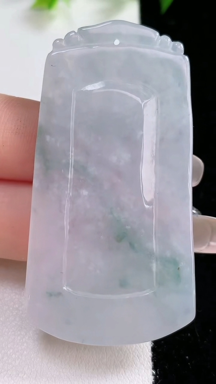 天然A货翡翠牌吊坠，尺寸58-30.5-4.3，重:17.47g
3月14日