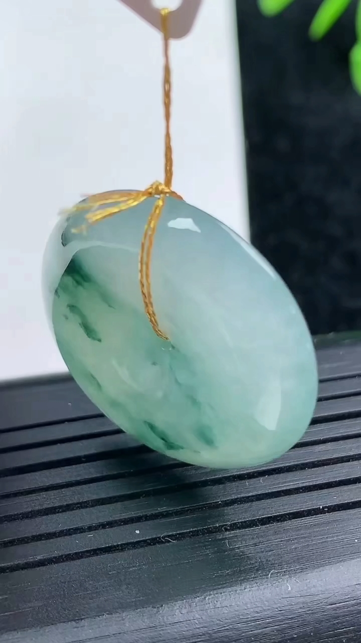 天然A货翡翠冰种飘花平安扣吊坠尺寸27.7-5.8重量:9.64g
3月14日