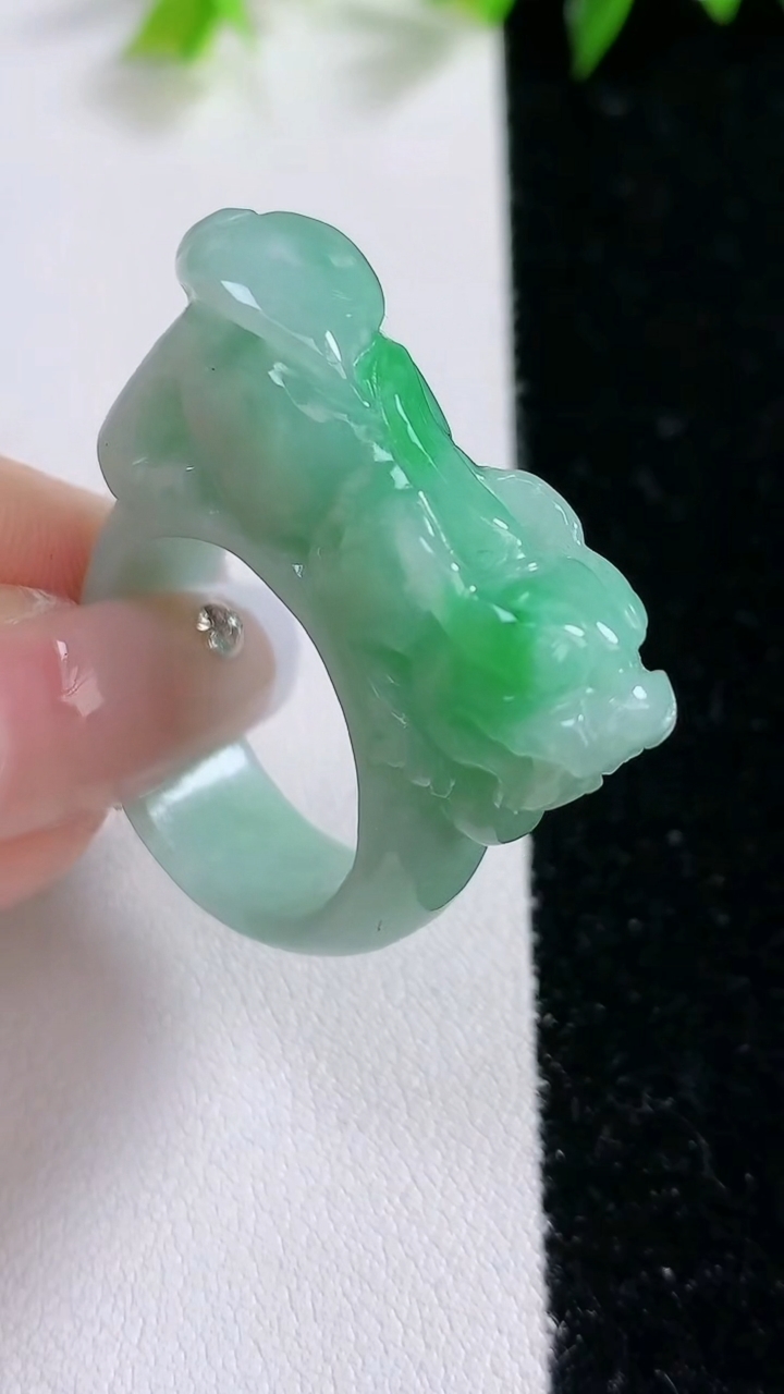 天然A货翡翠貔貅指环扳指，尺寸20-9.5-10，重14.51g2026年3月14日
工厂直销收藏佳品,种好水足，色泽均匀，有种有色，上手高大气！