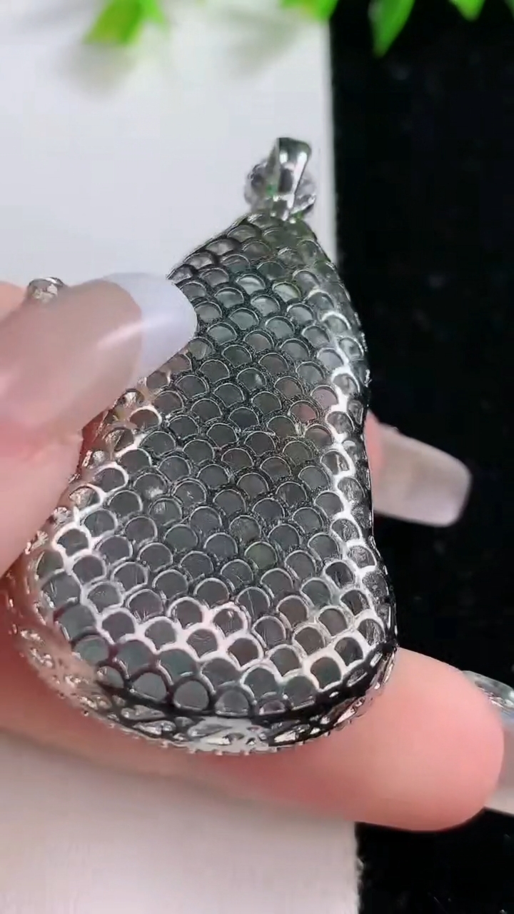 天然A货翡翠925银蓝水观音菩萨吊坠，尺寸52-28.8-12，重:12.64g
3月14日