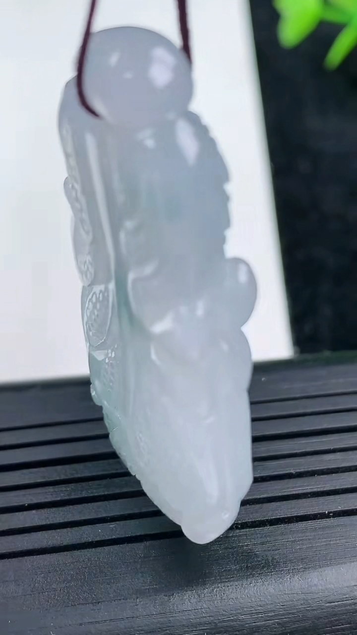 天然A货翡翠飘花白菜吊坠尺寸45-21.3-7.5重量:16.32g
3月14日
