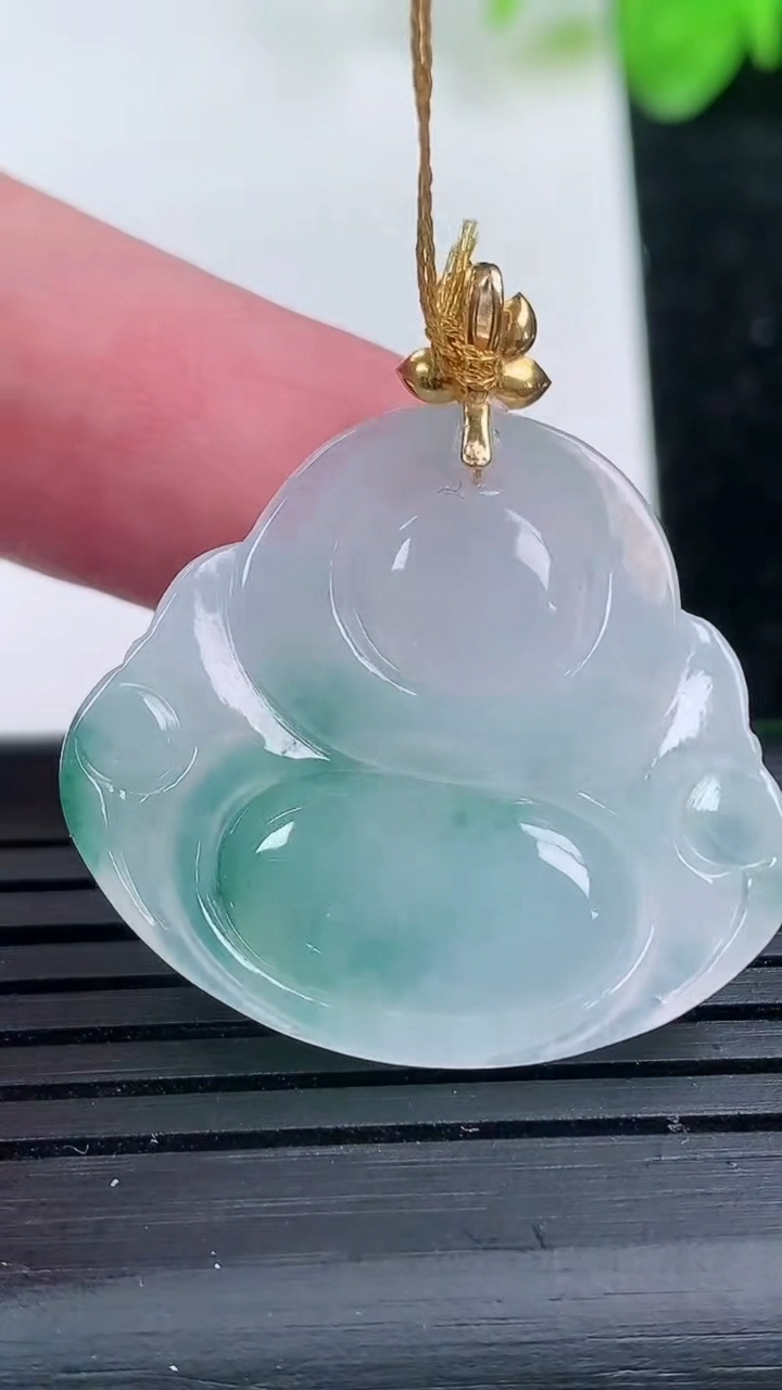 天然A货翡翠种飘花佛公吊坠尺寸25.6-28.9-5.7重量:6.83g
3月14日