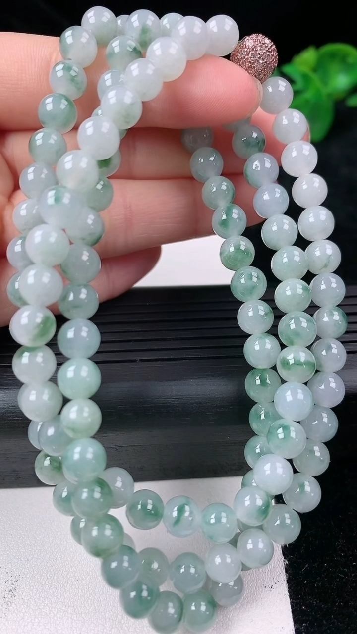 天然A货翡翠飘花圆珠项链尺寸6.1-108颗重量:52.05g3月14日
工厂直销收藏佳品,种好水足，色泽均匀，有种有色，上手高大气！