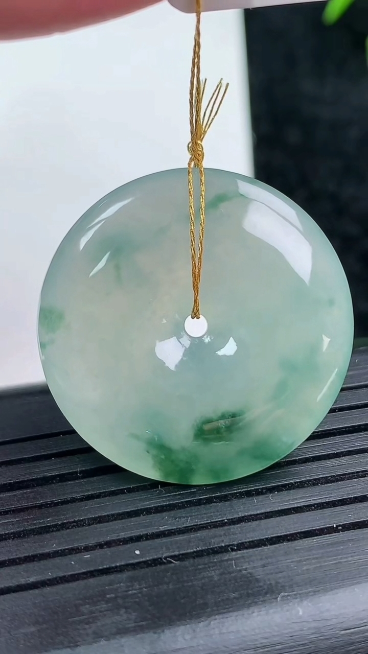 天然A货翡翠冰种飘花平安扣吊坠尺寸28.1-5.8重量:13.73g
3月14日