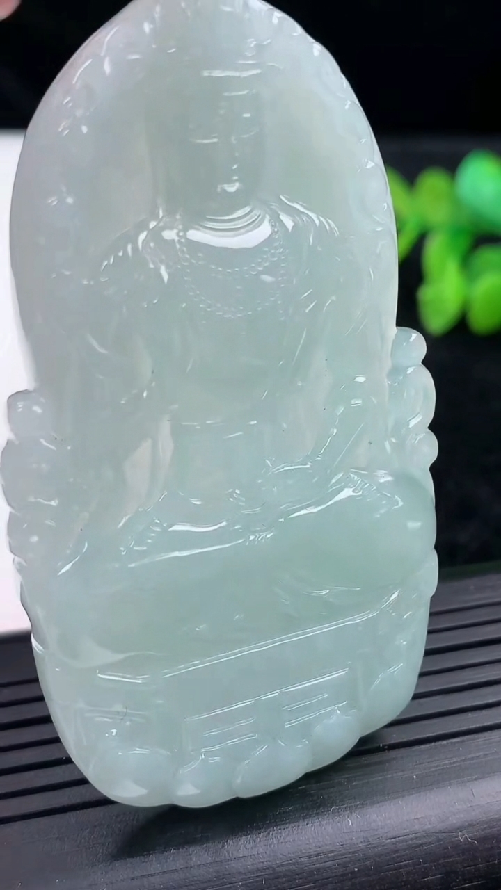 天然A货翡翠观音菩萨吊坠尺寸70-36.8-5.9重量:34.35g
3月14日
