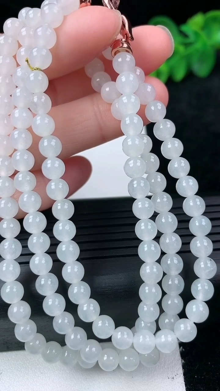 天然A货翡翠圆珠项链尺寸5.2-117颗重量:32.11g3月14日
工厂直销收藏佳品,种好水足，色泽均匀，有种有色，上手高大气！