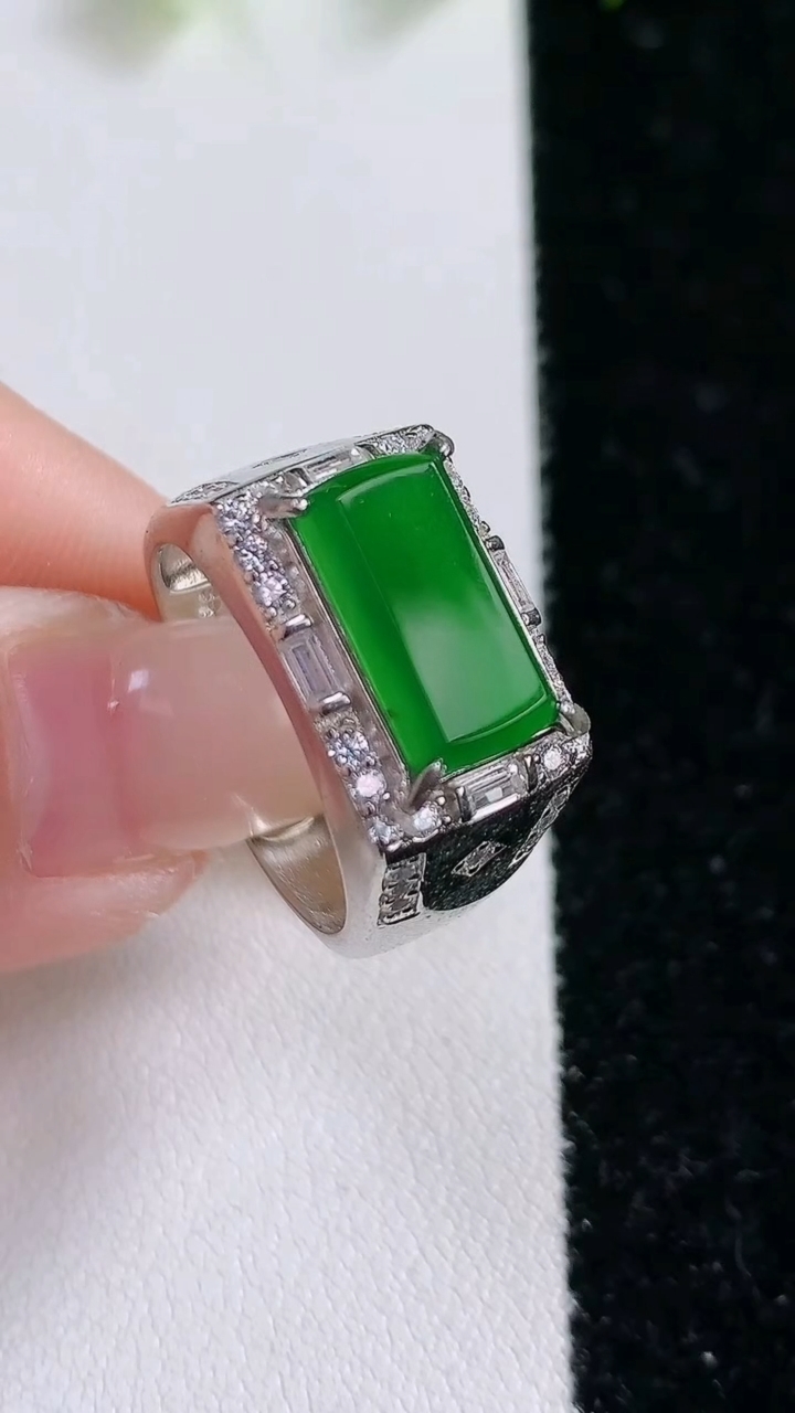 天然A货翡翠马鞍戒指，尺寸12.5-6.7-2.3，重:7.24g2026年3月14日
工厂直销收藏佳品,种好水足，色泽均匀，有种有色，上手高大气！