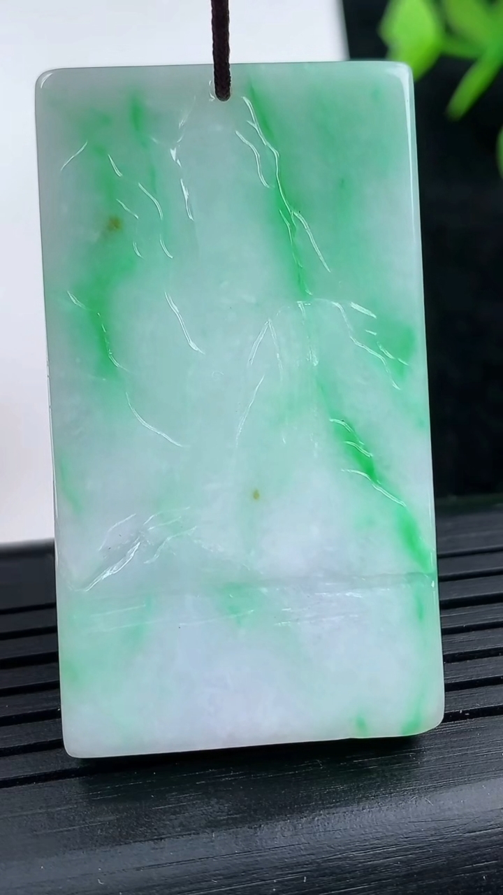 天然A货翡翠山水牌吊坠尺寸47.5-26.8-4.8重量:18.88g
3月14日