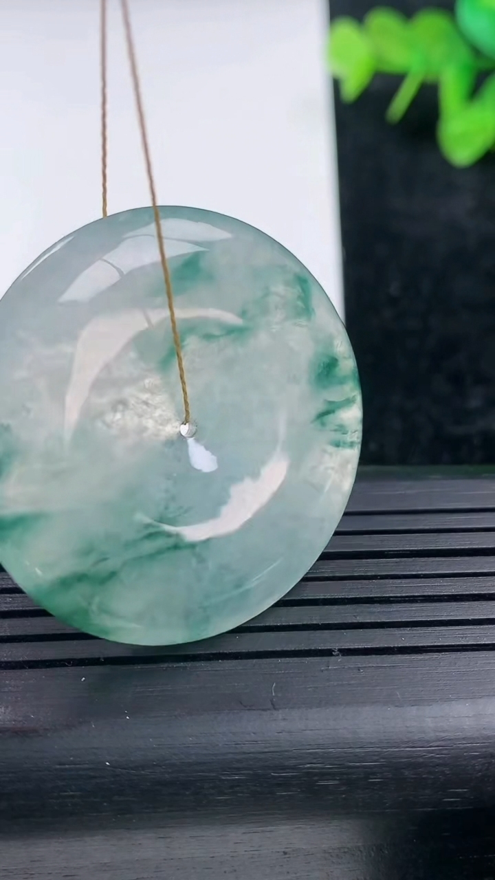 天然A货翡翠种飘花平安扣吊坠尺寸36.6-5.6重量:17.29g
3月14日