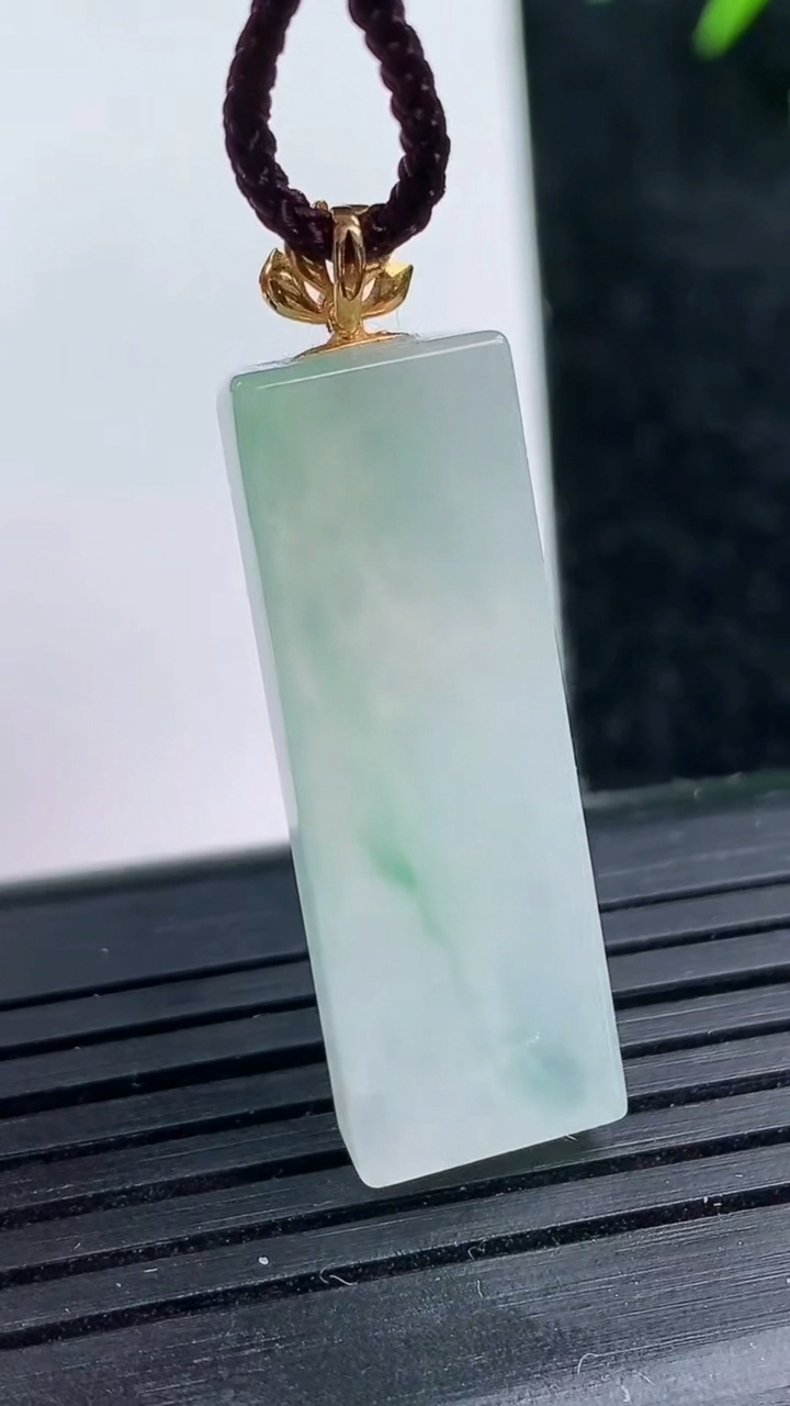 天然A货翡翠种飘花无事牌吊坠尺寸30.8-10.8-4.4重量:5.16g
3月14日