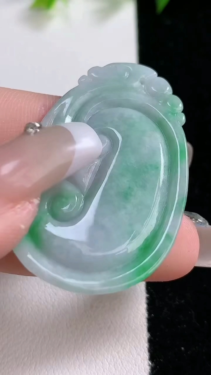 天然A货翡翠如意吊坠，尺寸 43.5-29-5，重: 10.29g
3月14日