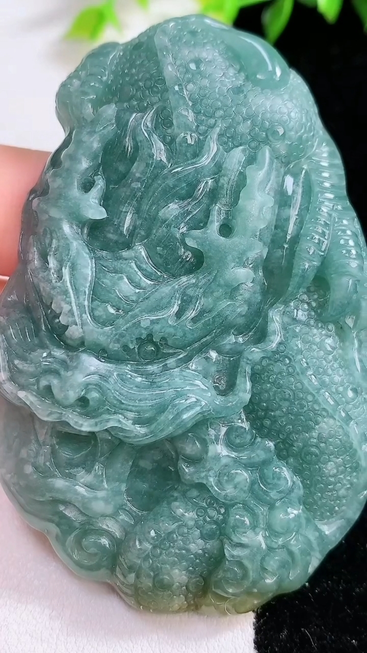 天然A货翡翠蓝水双彩龙牌吊坠，尺寸72.2-47.8-10.7，重:50.73g
3月14日