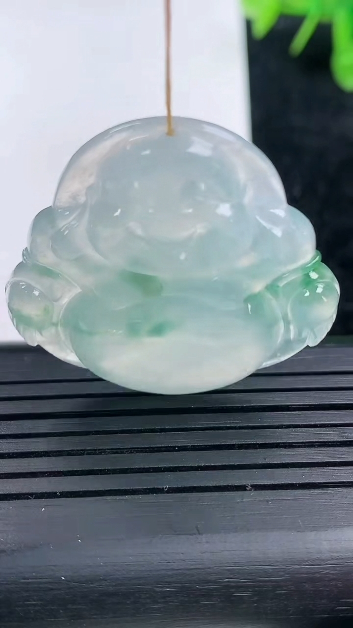 天然A货翡翠种飘花佛公吊坠尺寸33.7-35.6-5.9重量:11.50g
3月14日