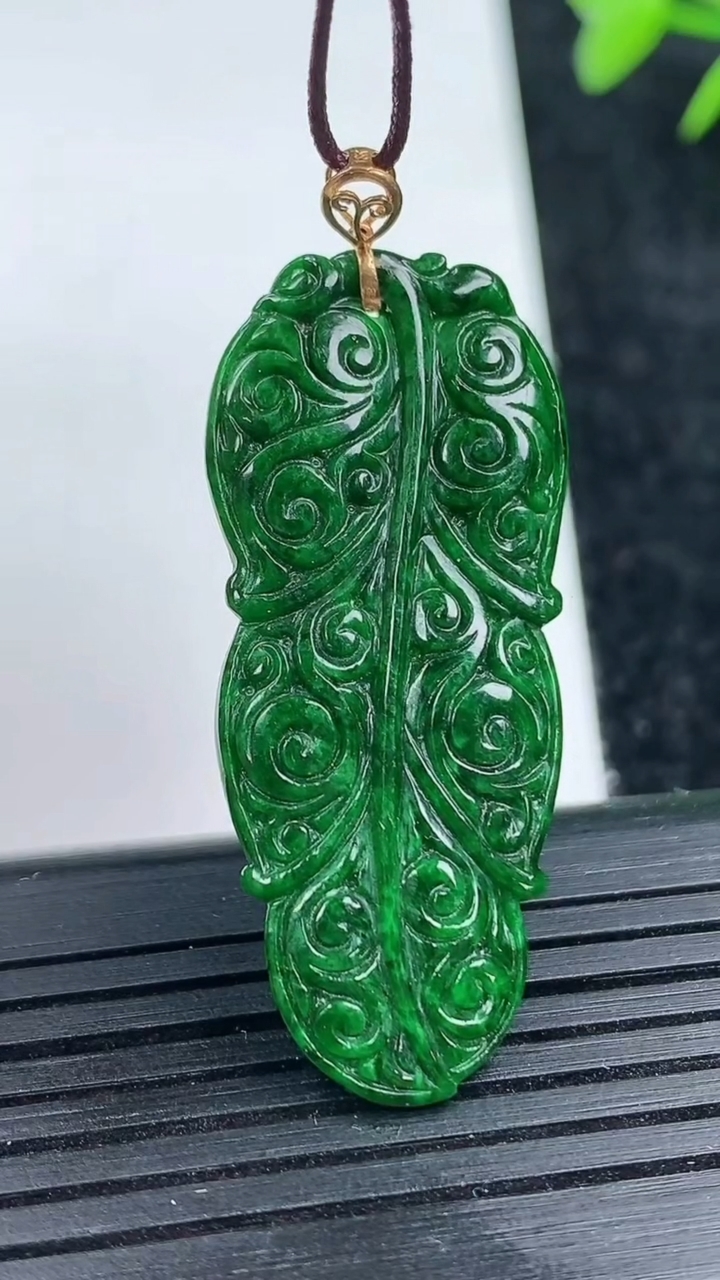 天然A货翡翠金枝玉叶 叶子吊坠尺寸39.8-17.1-2.4重量:3.58g
3月14日