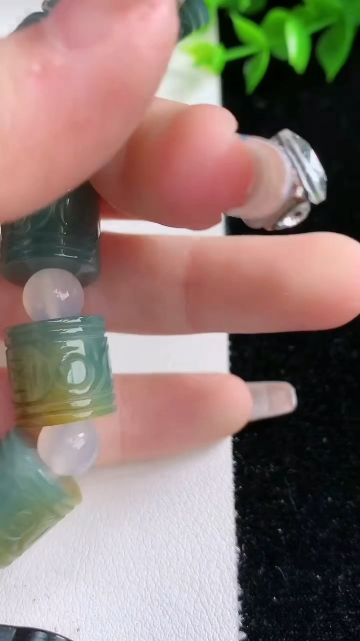 天然A货翡翠双彩路路通手串，尺寸14.2-13.5-11颗，重:71.60g3月14日
工厂直销收藏佳品,种好水足，色泽均匀，有种有色，上手高大气！