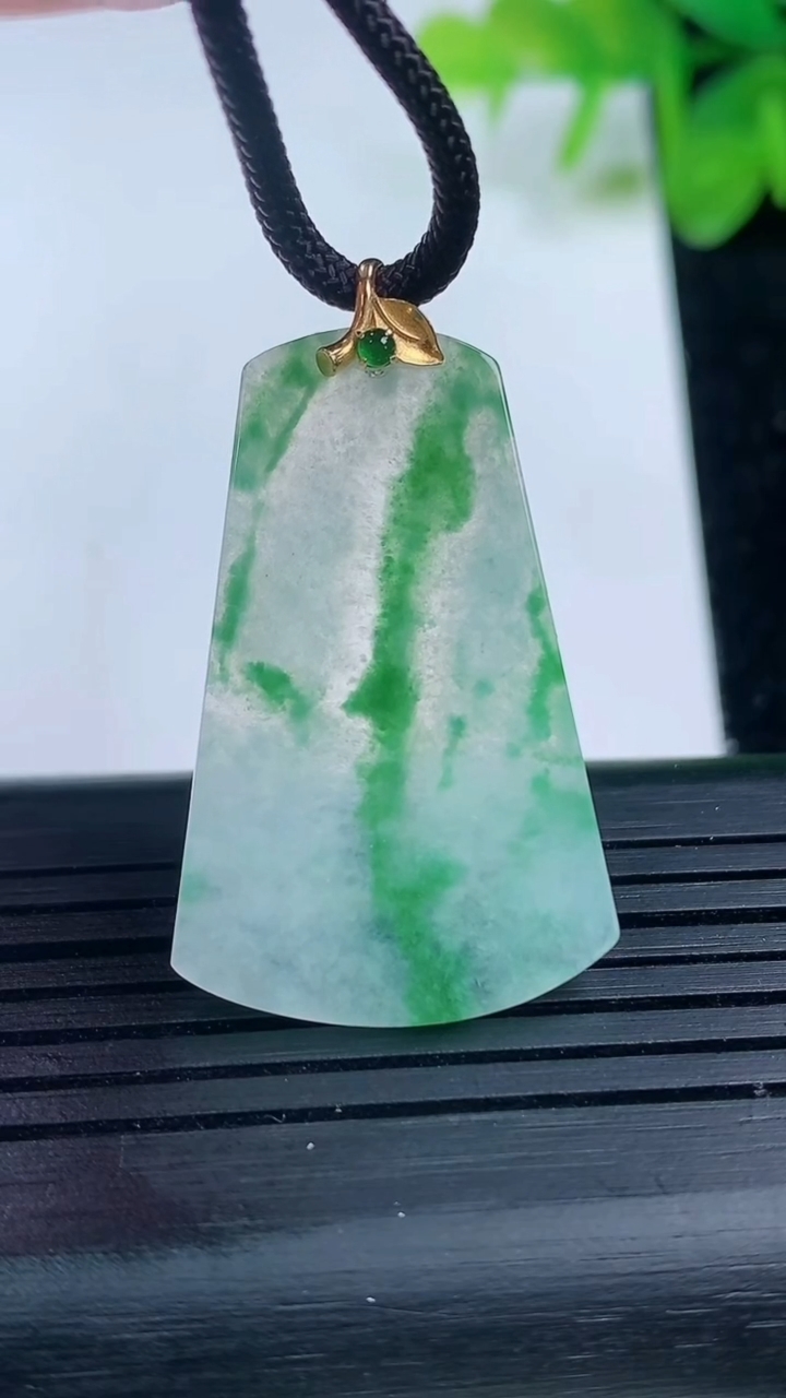 天然A货翡翠无事牌吊坠尺寸34.2-21.7-1.9重量:4.14g
3月14日