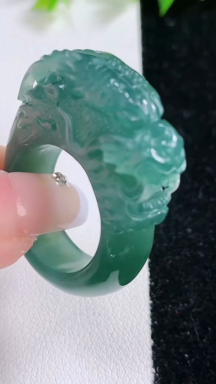 天然A货翡翠龙头 戒指扳指，尺寸40-32.7-10.7-圈口20.7，重:18.56g2026年3月14日
工厂直销收藏佳品,种好水足，色泽均匀，有种有色，上手高大气！