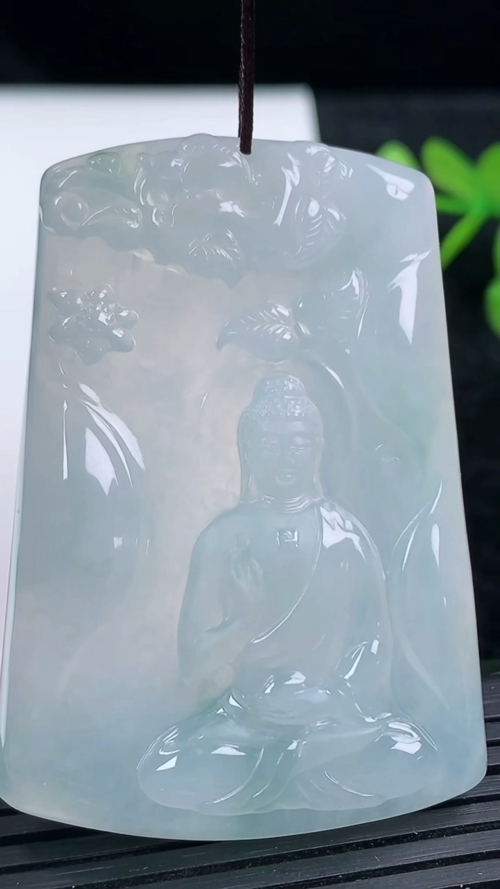 天然A货翡翠阿弥陀佛吊坠尺寸56-38.6-5重量:25.21g
3月14日