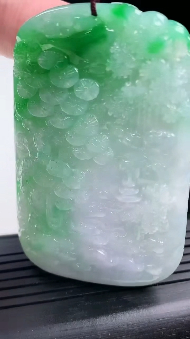 天然A货翡翠山水牌吊坠尺寸64.3-41.1-10.3重量:65.97g
3月14日