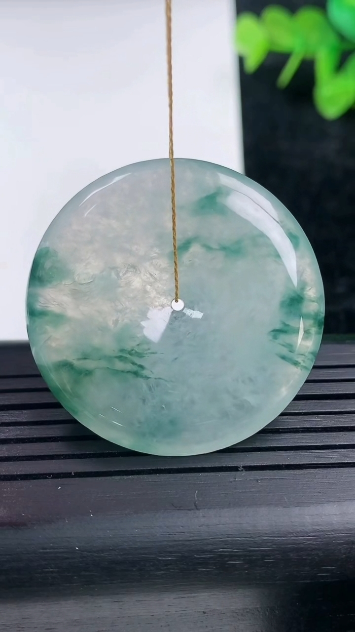 天然A货翡翠种飘花平安扣吊坠尺寸36.6-5.6重量:17.29g
3月14日