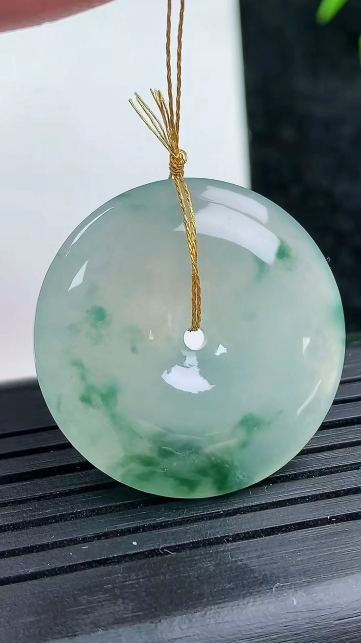 天然A货翡翠冰种飘花平安扣吊坠尺寸28.1-5.8重量:13.73g
3月14日