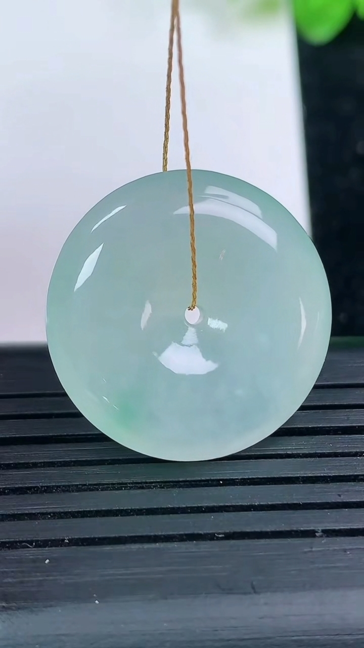 天然A货翡翠平安扣吊坠尺寸24.4-6.1重量:7.77g
3月14日