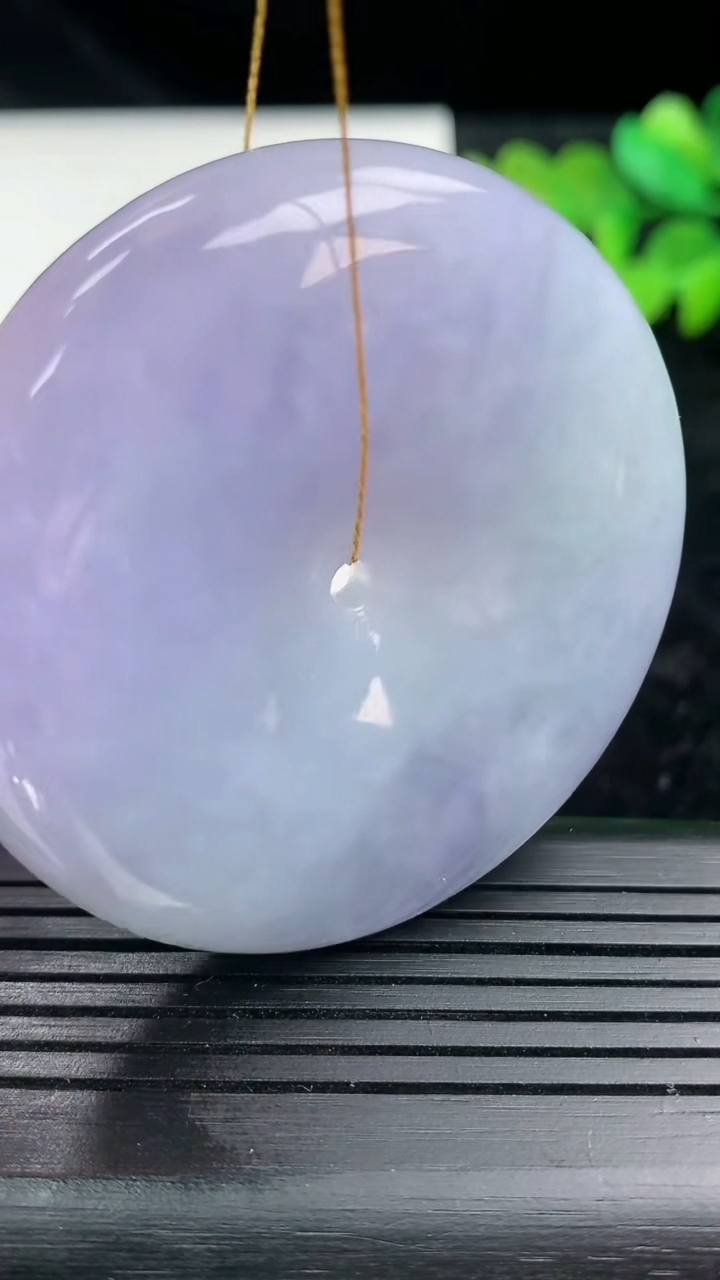 天然A货翡翠春带彩 紫罗兰平安扣吊坠尺寸51.5-11.9重量:71.73g
3月14日