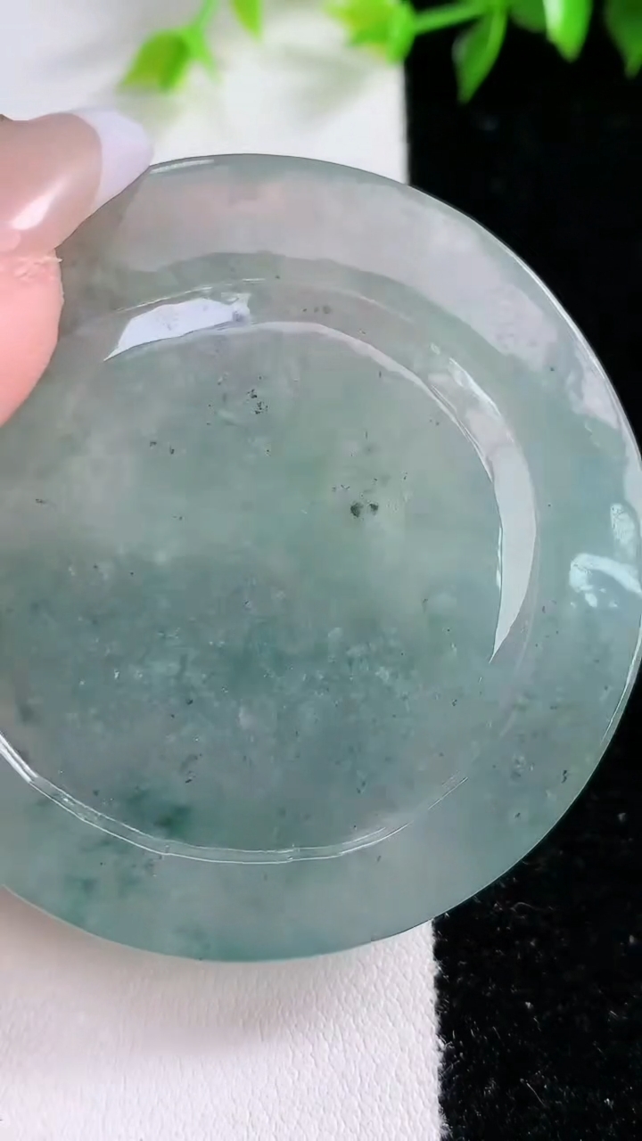 天然A货翡翠飘花大势至菩萨吊坠，尺寸55-6.2，重:37.20g
3月14日