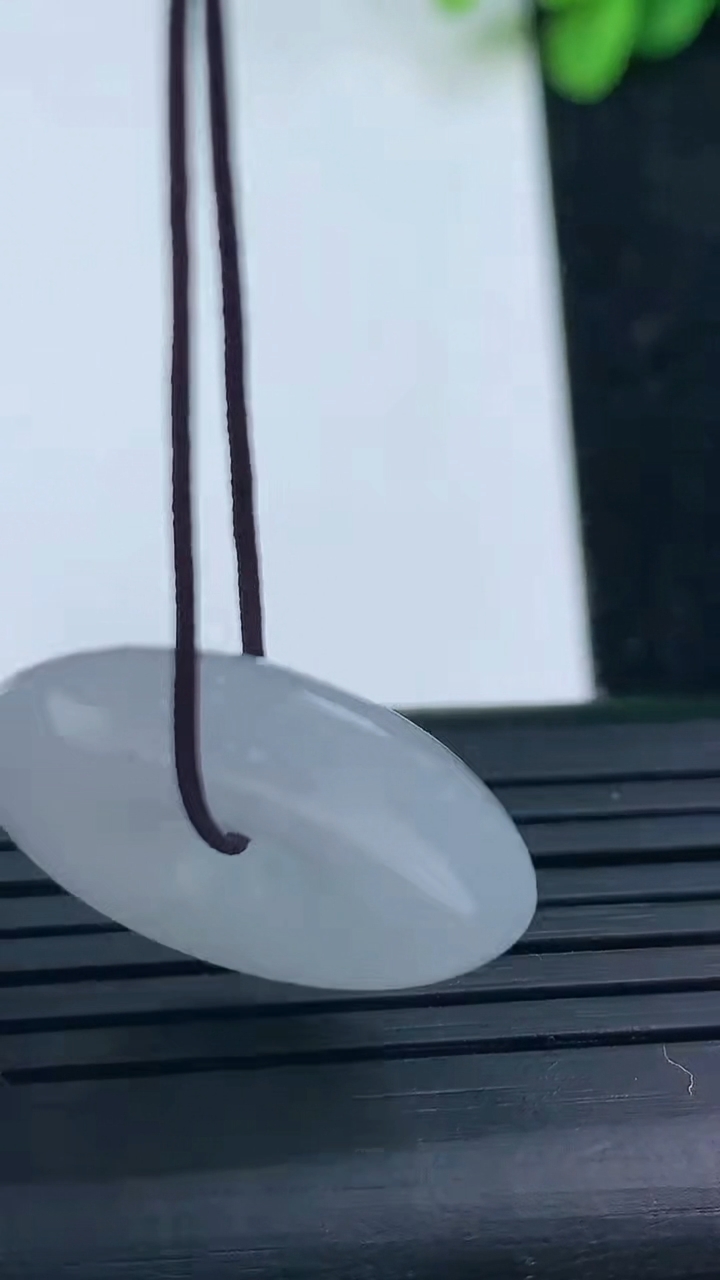 天然A货翡翠平安扣吊坠尺寸23.1-4.7重量:5.74g
3月14日