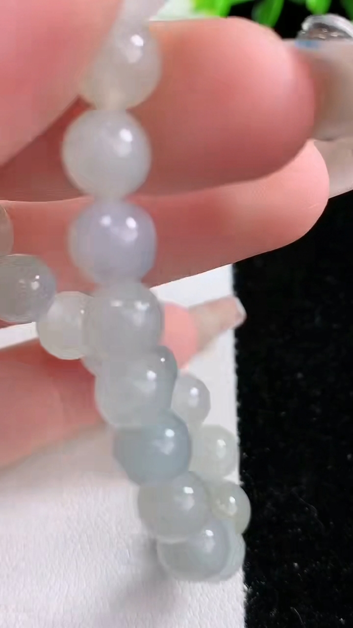 天然A货翡翠圆珠手串，尺寸7.5，重:18.27g3月14日
工厂直销收藏佳品,种好水足，色泽均匀，有种有色，上手高大气！