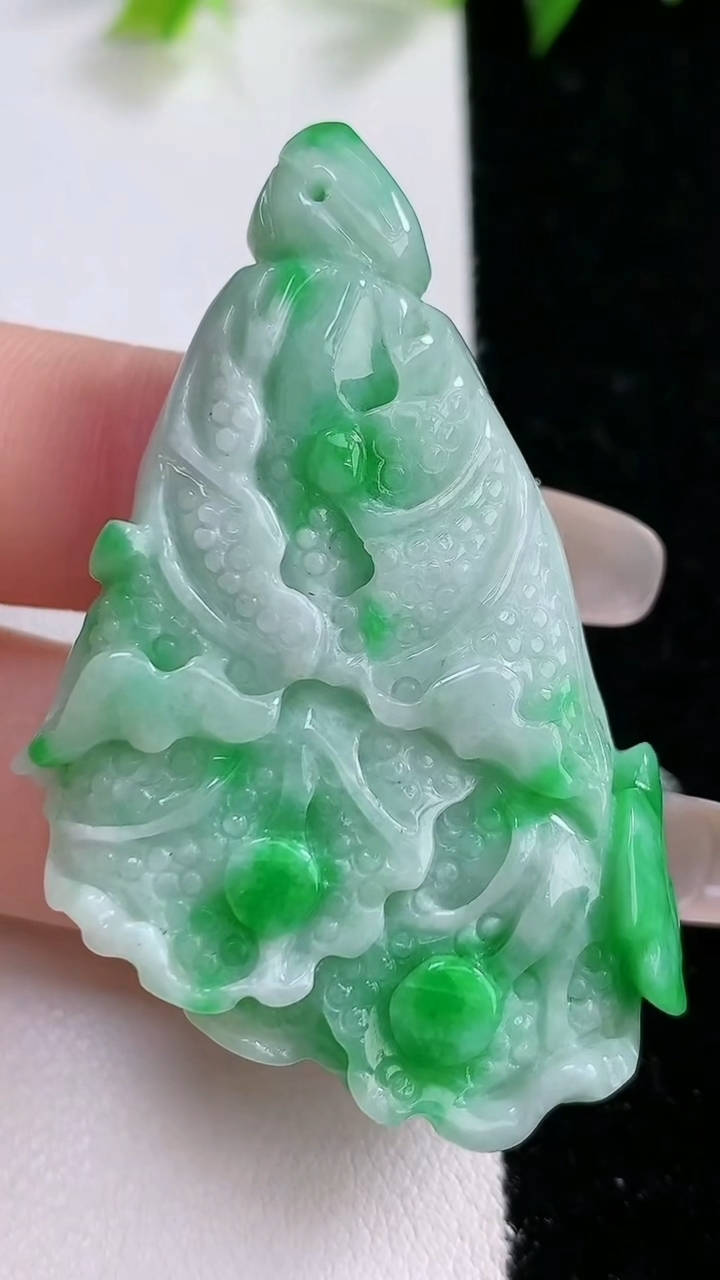 天然A货翡翠白菜吊坠，尺寸50.8-33.5-12.5，重:21.45g
3月14日