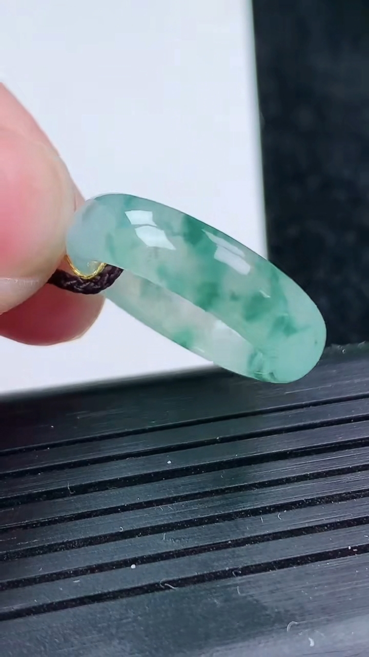 天然A货翡翠冰种飘花指环戒指尺寸17.2-5.4-2.7重量:3.05g2026年3月14日
工厂直销收藏佳品,种好水足，色泽均匀，有种有色，上手高大气！