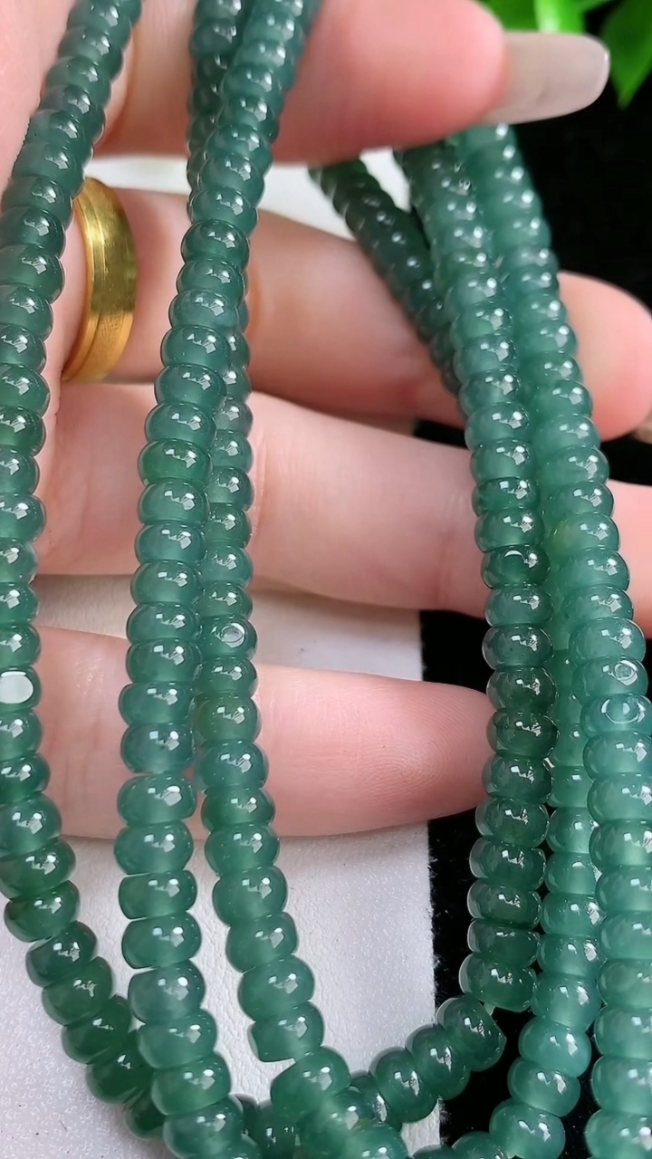 天然A货翡翠算盘珠项链，尺寸5.3-231颗，重:44.33g
3月14日