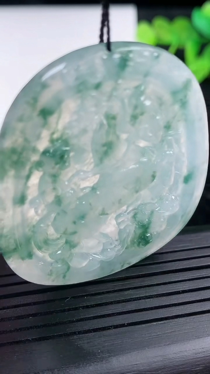 天然A货翡翠冰种飘花生肖马吊坠尺寸49.2-41.7-4.1重量:21.64g
3月14日