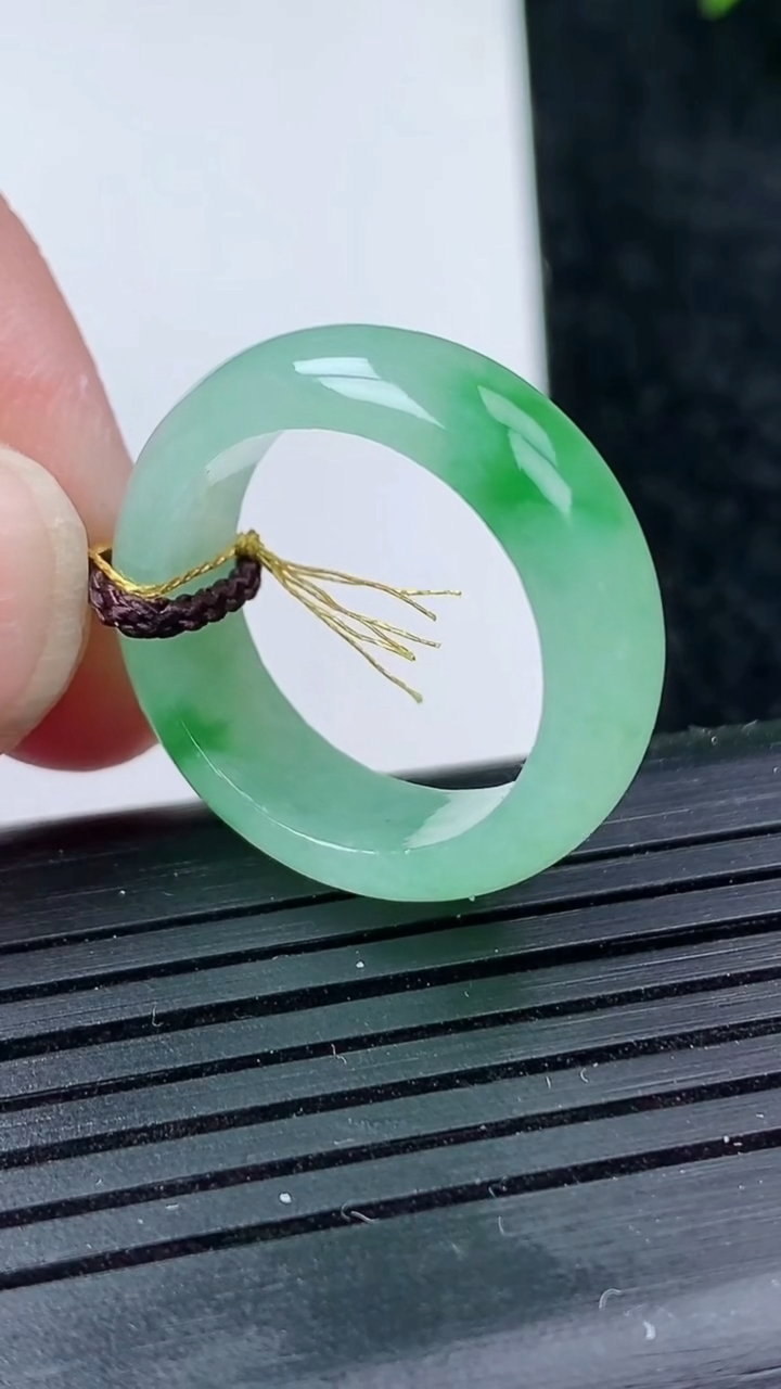 天然A货翡翠指环戒指尺寸17.8-6.6-3.1重量:4.20g2026年3月14日
工厂直销收藏佳