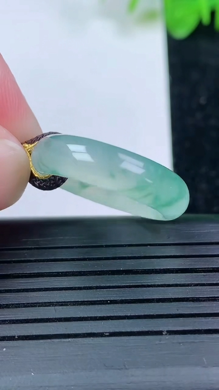 天然A货翡翠冰种飘指环戒指尺寸17.2-5.8-3.6重量:3.86g2026年3月14日
工厂直销收藏佳品,种好水足，色泽均匀，有种有色，上手高大气！