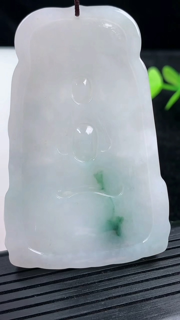 天然A货翡翠飘花千手观音吊坠尺寸64.3-42.3-5.3重量:34.02g
3月14日