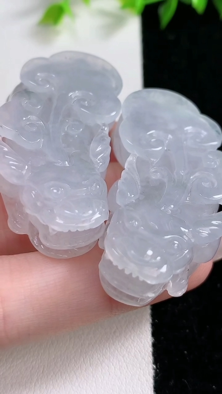 天然A货翡翠貔貅吊坠一对，尺寸46.1-22.8-12.8/45.8-23-12.8，重:27.66g
3月14日