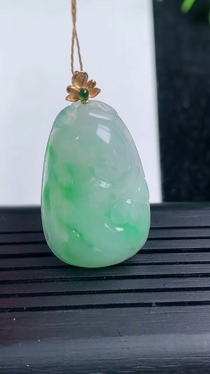 天然A货翡翠如意吊坠尺寸27.6-17.5-4.3重量:4.77g
3月14日
