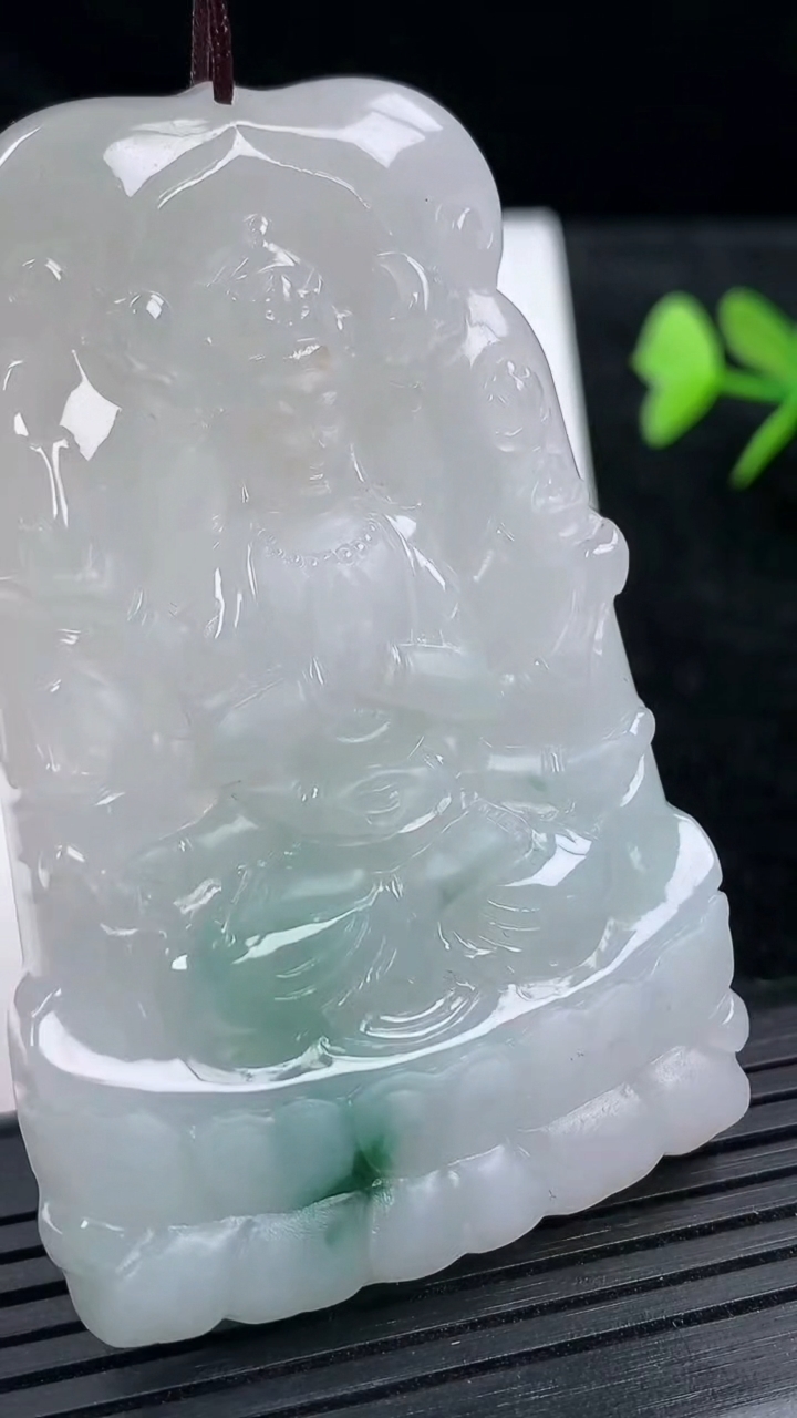 天然A货翡翠飘花千手观音吊坠尺寸64.3-42.3-5.3重量:34.02g
3月14日