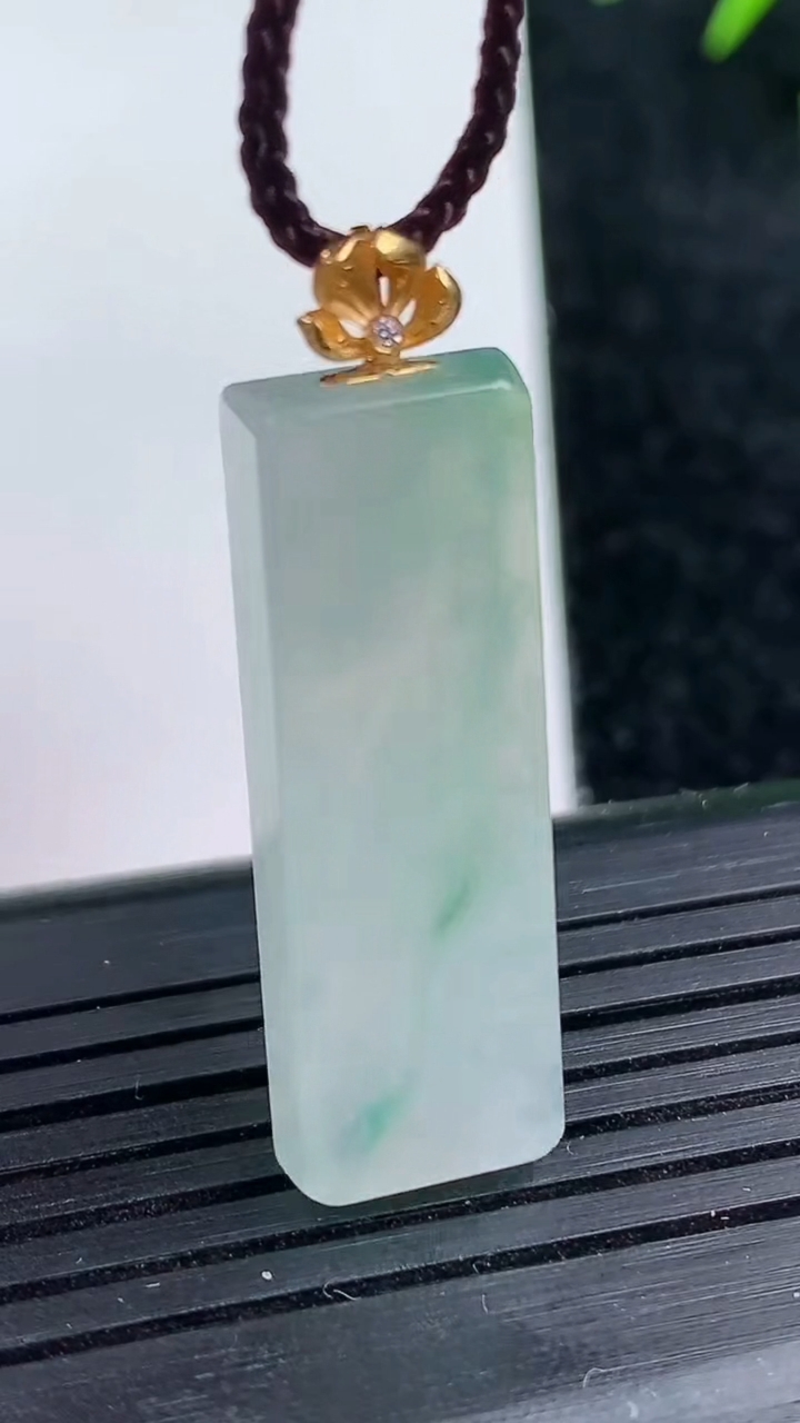 天然A货翡翠种飘花无事牌吊坠尺寸30.8-10.8-4.4重量:5.16g
3月14日