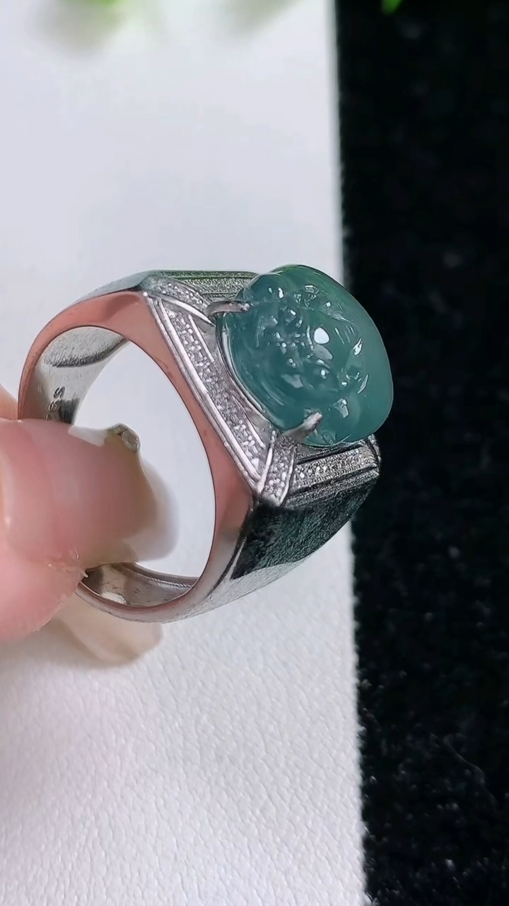 天然A货翡翠貔貅戒指，尺寸14.6-12.8-5，重:10.57g2026年3月14日
工厂直销收藏佳品,种好水足，色泽均匀，有种有色，上手高大气！
